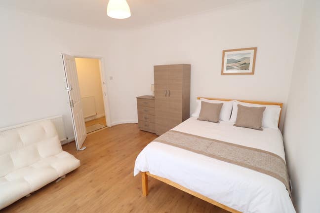 Well-Located Double Room in Spacious House Share Main Photo