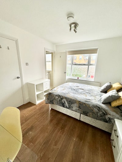 Se - Spacious Double Ensuite in South East!! Main Photo