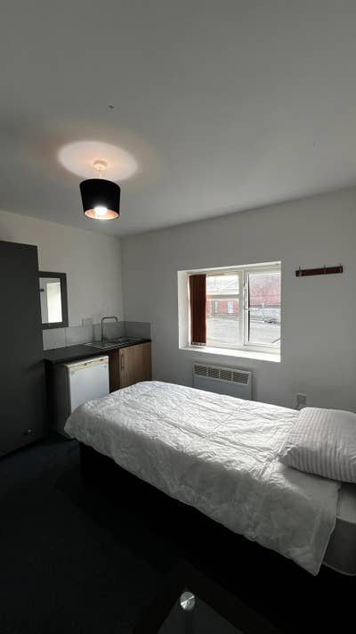 UC/DSS - Ensuite Double Room! Pay &pound;0 Rent - FREE Main Photo