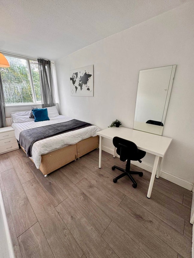 Fully furnished double room in Oval Main Photo