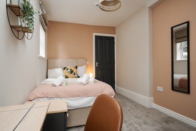 Distinctive 6-Bedroom House near Lark Lane Main Photo