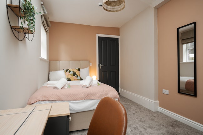 Distinctive 6-Bedroom House near Lark Lane Main Photo