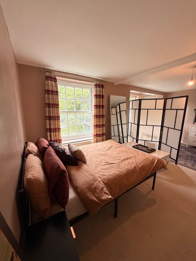Large, bright double bedroom - Vauxhall Main Photo