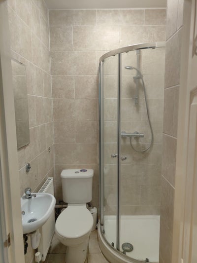 Large double en-suite room  Main Photo