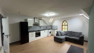 Bright 2 Bed Flat | Walk to Uni | Available Now! Main Photo