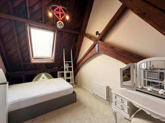 Large room and own living room in converted church Main Photo