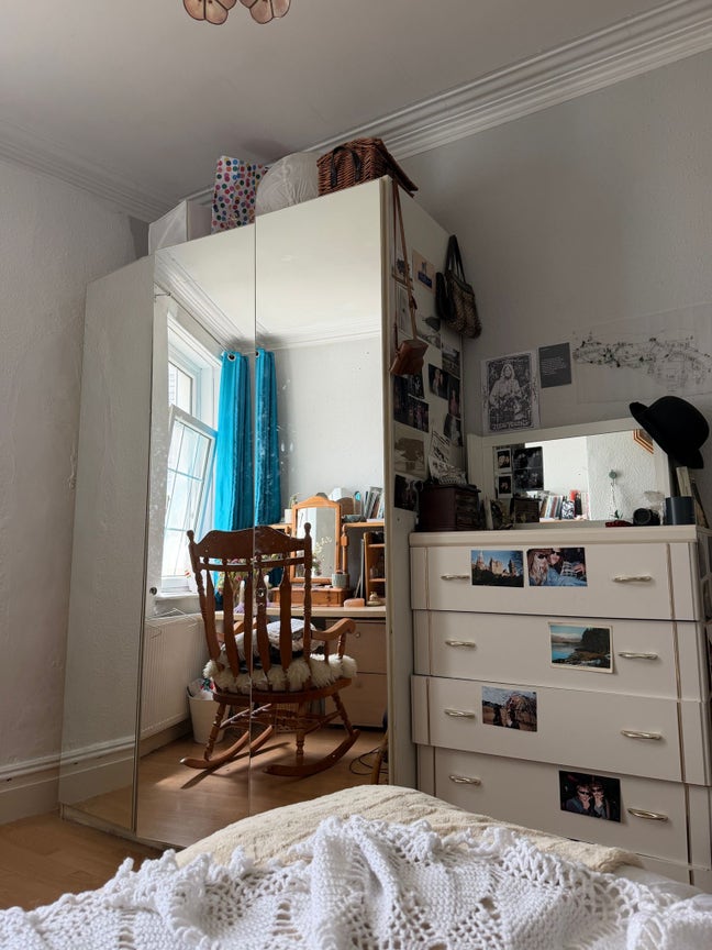 Bedroom in 6 bed house with 6 people.  Main Photo
