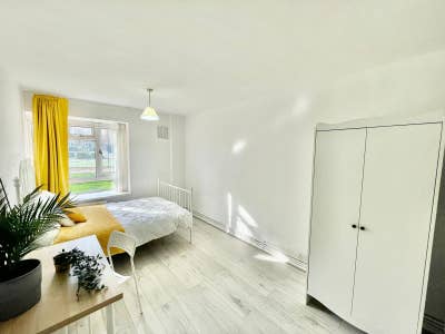 4 Affordable Rooms in Highbury - Front Side Garden Main Photo
