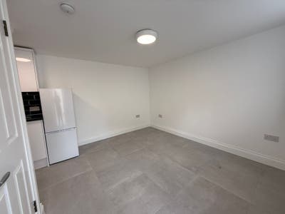 Spacious 1-Bedroom Flat Available – All Bills Incl Main Photo