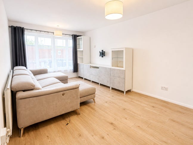 Modern 2-Bed Flat | Newly decorated | part furn Main Photo