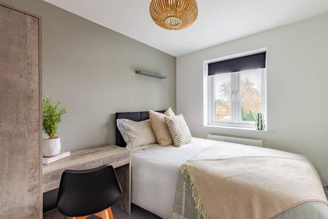 Professional Double Room in Newly Refurbished Home Main Photo