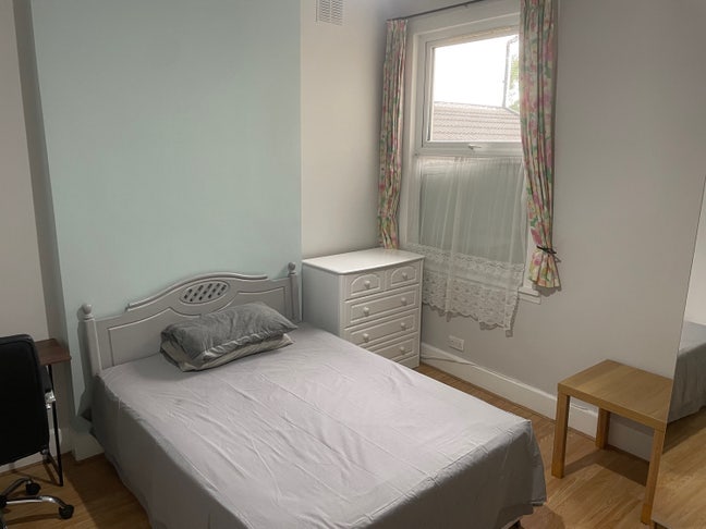 Double Room Next to Charlton Station  Main Photo
