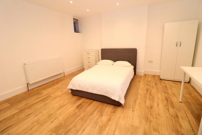 Spacious and Affordable modern Hanwell house Main Photo