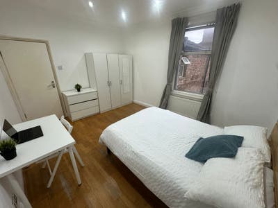 2 Spacious newly furnished room- all bills incl Main Photo