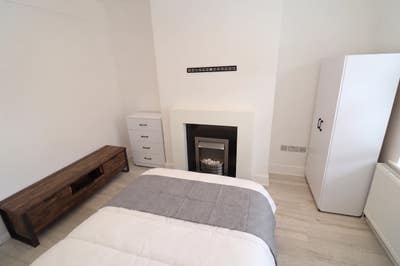 Bright double room in Acton Townhouse, click here! Main Photo