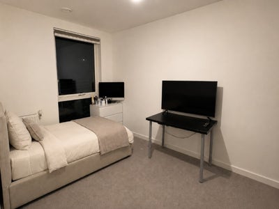 Bright & Vast Ensuite for Rent- NW7 1UE Main Photo