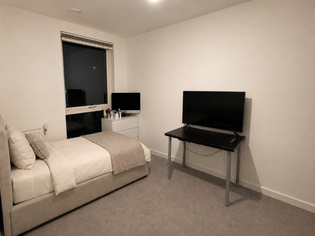 Bright & Vast Ensuite for Rent- NW7 1UE Main Photo