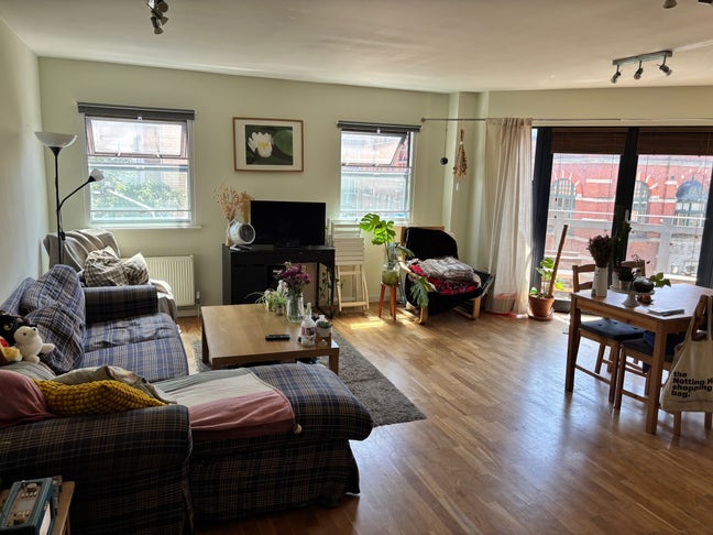 Well maintained flat , ensuite and shared lounge Main Photo