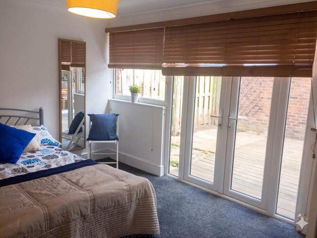 🌿 Room with Patio Doors to Garden + Reposit 💰 Main Photo