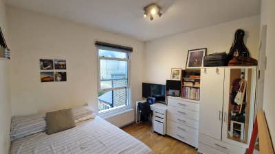 Room to rent with en-suite, available late June Main Photo