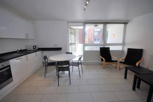 4 Bed Flat with Living Room & Part Bills Included Main Photo