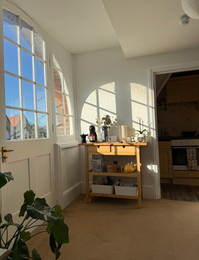 A sunny, clean and cosy home - large double room! Main Photo
