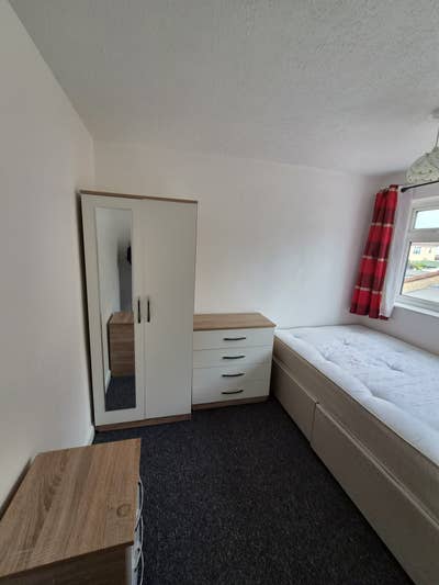 Tidy room Inc of bills St George location!  Main Photo