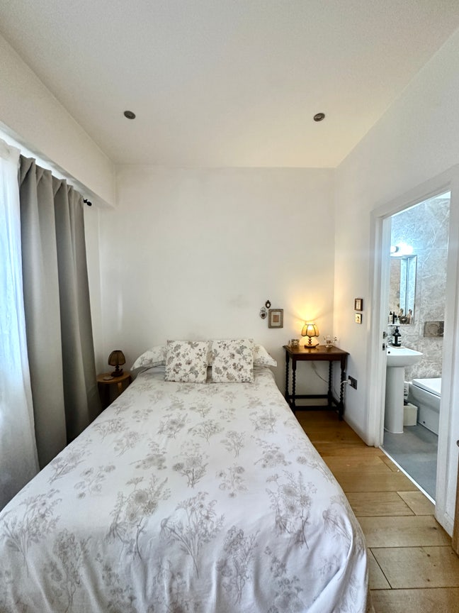 ✨ Bright Double Room with En-Suite Main Photo