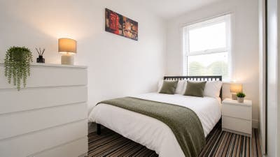 Double Ensuite - Near Train Station - Deposit Free Main Photo