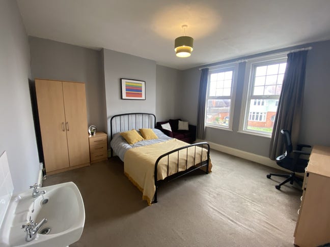 Bright, Spacious Furnished Double Room in St Johns Main Photo