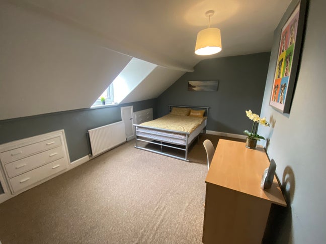 Spacious Top Floor Furnished Double Room, St Johns Main Photo