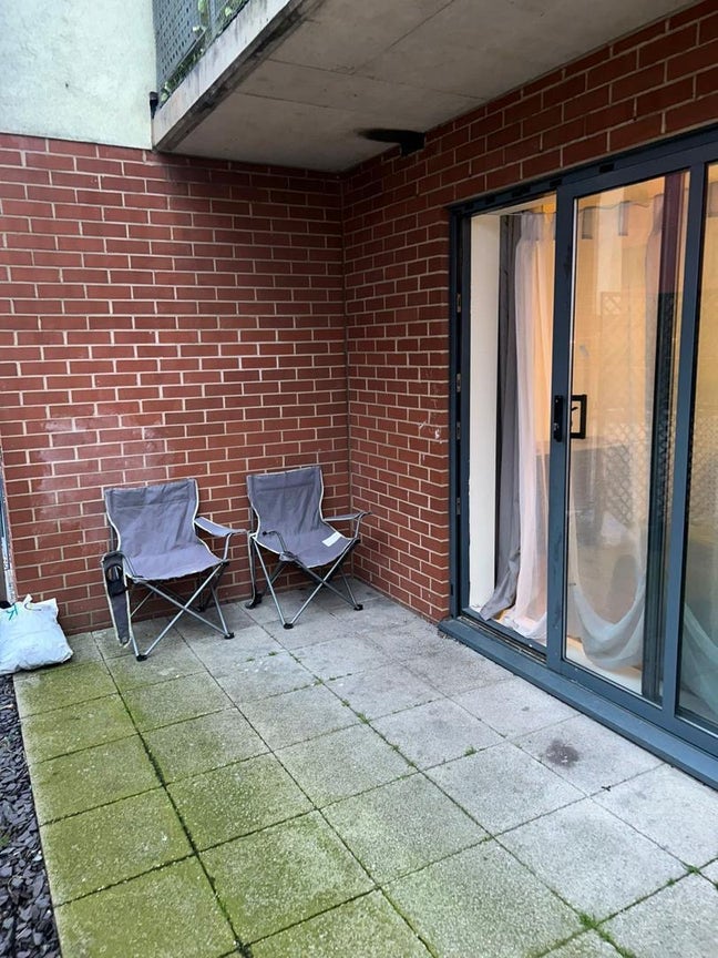 Modern 2 Bed Flat with En-Suite & Parking Main Photo