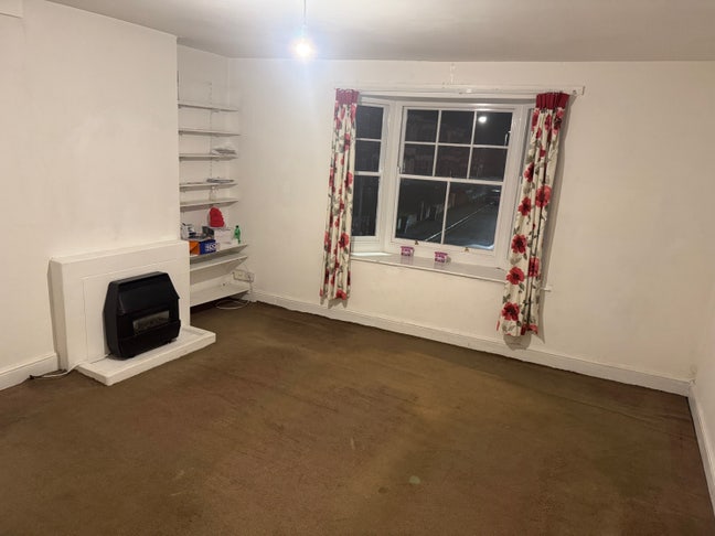 Three bedrooms flat  Main Photo