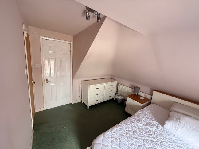 Attic Room with En-Suite Main Photo