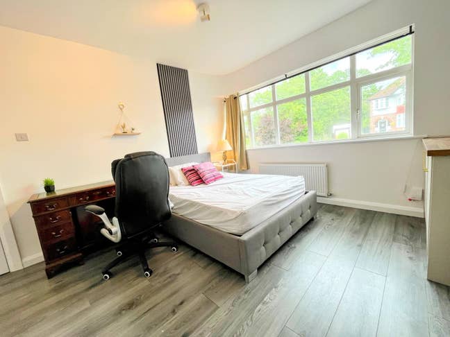 Luxury double ensuite room & garden near station Main Photo