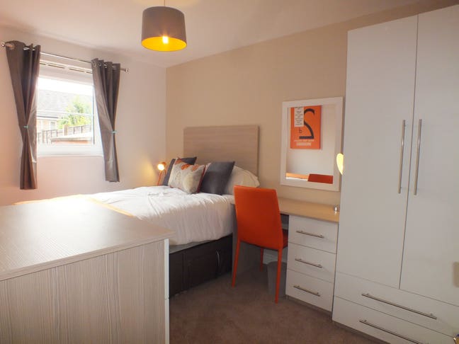 Excellent Room walking distance to Reading West! Main Photo