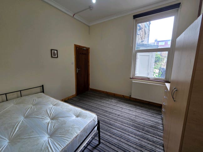 Large double, newly painted, new mattress, bills i Main Photo