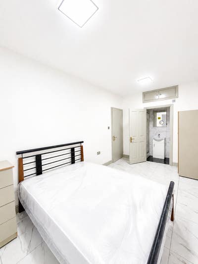 Ensuite Available in Mile End /Bow Main Photo
