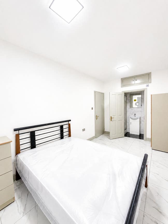 Ensuite Available in Mile End /Bow Main Photo