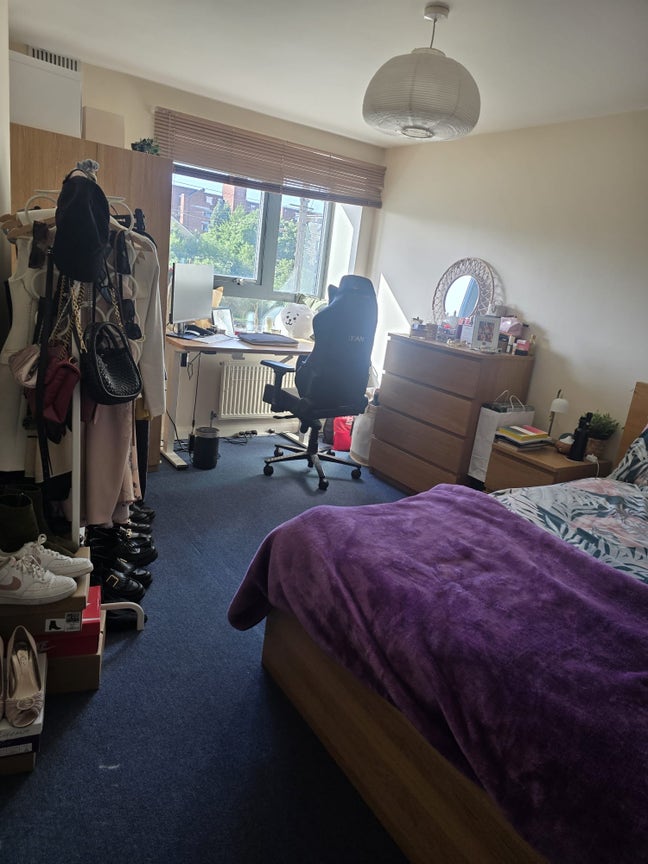 2-bedroom flat to share with female professional Main Photo