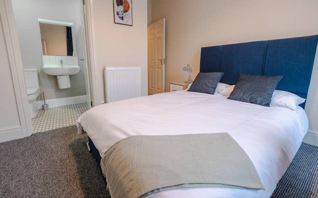 Generous Ensuite Room - St Judes Road Main Photo