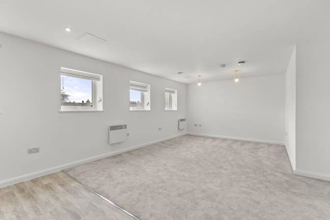 2 Bedroom Apartment Gated Parking in Blenheim PE1 Main Photo