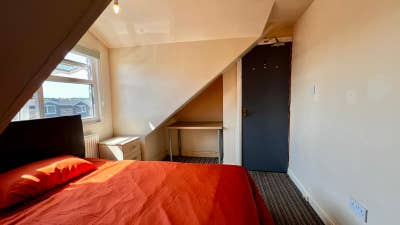 Uc/Dss - Large Double Room - &pound;0 Rent - Move Today Main Photo