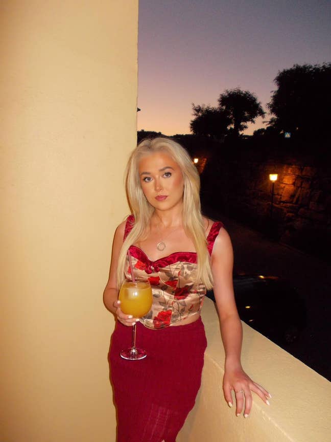 23 year old female professional  Main Photo