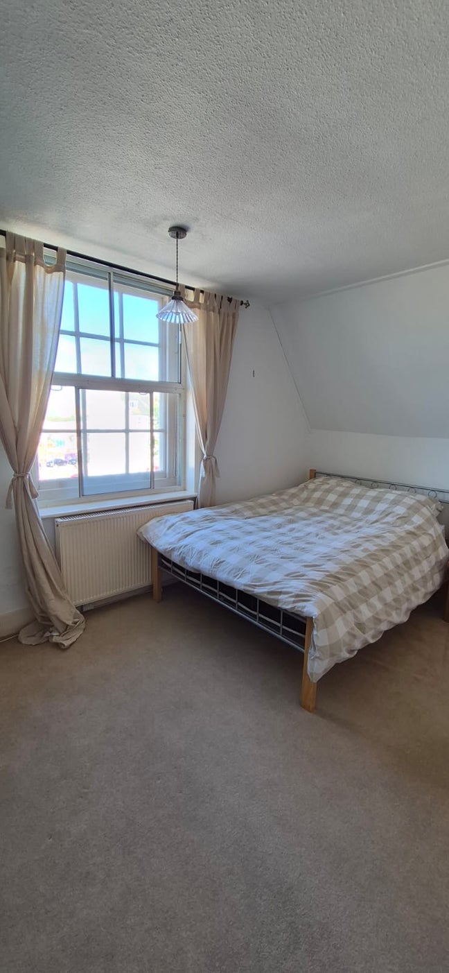 Spacious room available in town centre  Main Photo