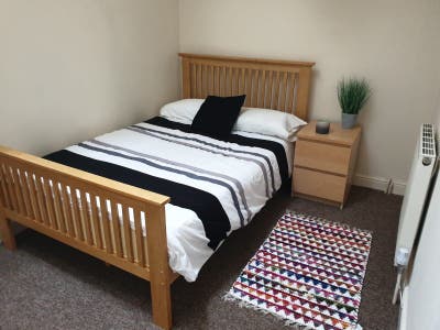 Lovely Double Room close to Hospital / Town centre Main Photo