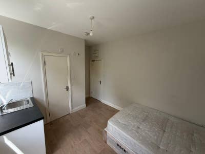DSS - Studio Flat Available in Hither Green SE6 Main Photo