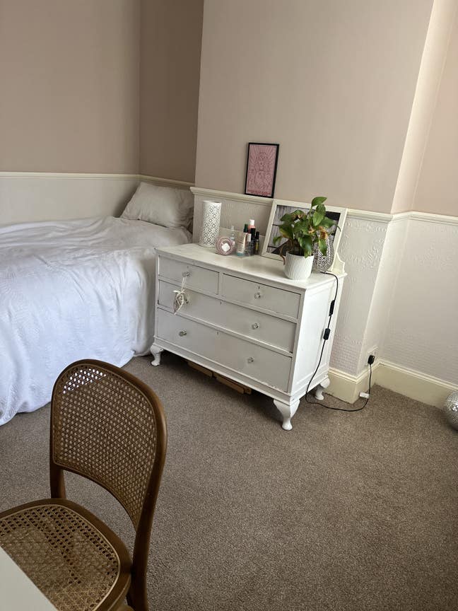 Large single room available till end of November  Main Photo