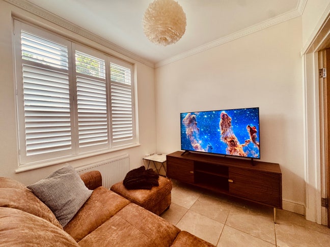**Bedroom & Private Living Room in Two Bed House** Main Photo