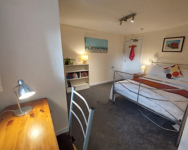 Dble rooms, most ensuite, parking, by town centre Main Photo